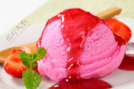 草莓冰淇淋美食图片