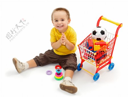 玩具推车与小男孩图片