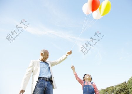 放飞气球的爷孙俩图片