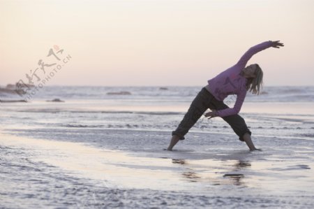 海边运动的女人图片