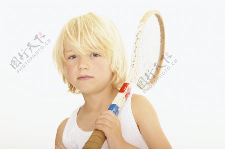 手拿网球拍的小男孩图片