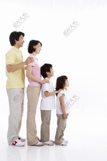 站成一排的幸福一家人图片