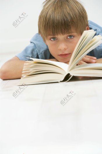 看书的男孩图片
