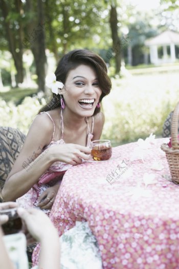 喝茶大笑的女人图片
