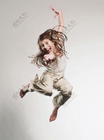 腾空跳跃的外国女生图片