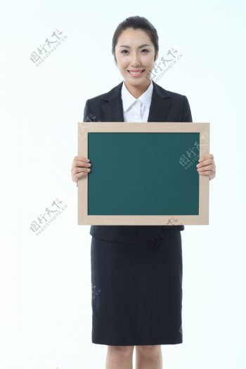 拿着写字板的职业女性图片图片