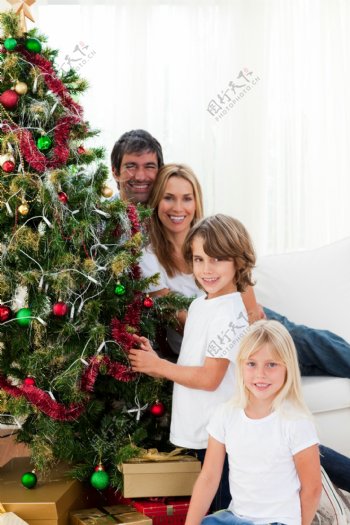 过圣诞节的外国家庭图片