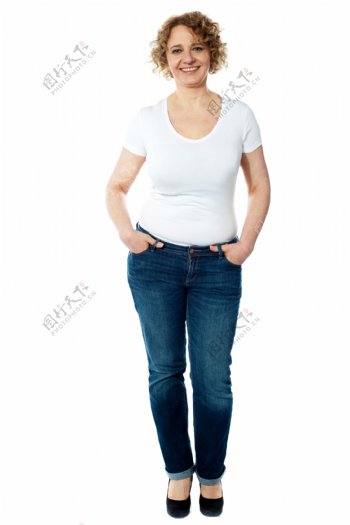 双手插裤兜的外国女人图片