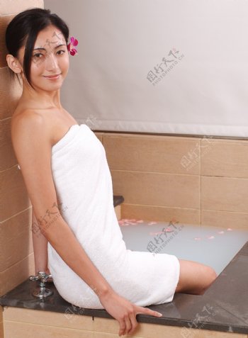坐在浴池边的漂亮女孩图片