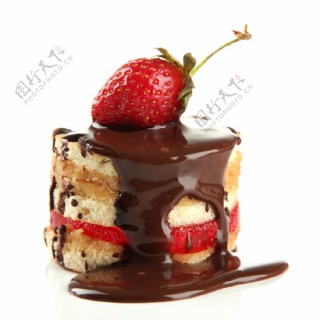 巧克力蛋糕上的草莓