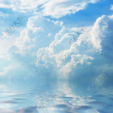 白云与水面