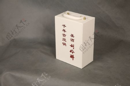 高档白色皮制酒盒外包装礼品盒角度图片