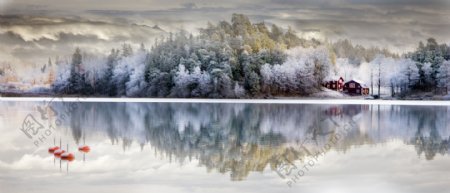 平静湖面与挂满雾凇的树木