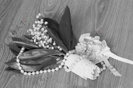 铃兰花与珍珠项链