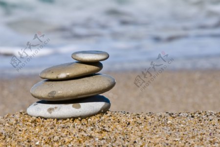 沙滩上堆叠的石头