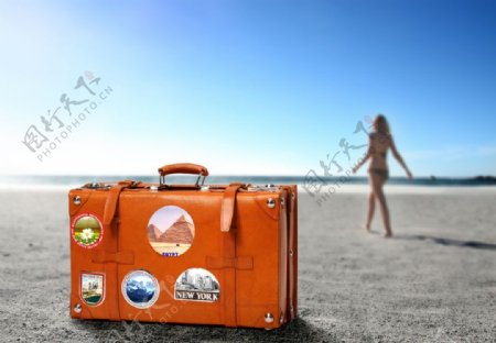 海滩上的行李箱