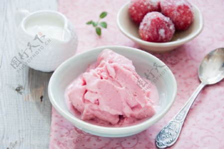 草莓冰激凌图片