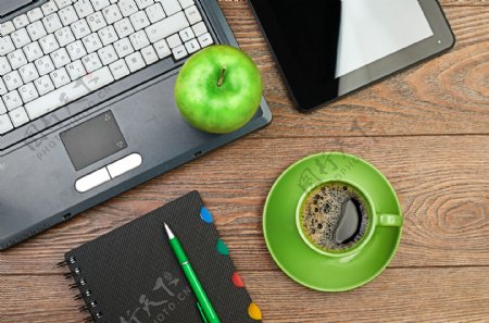 办公桌上的苹果与咖啡