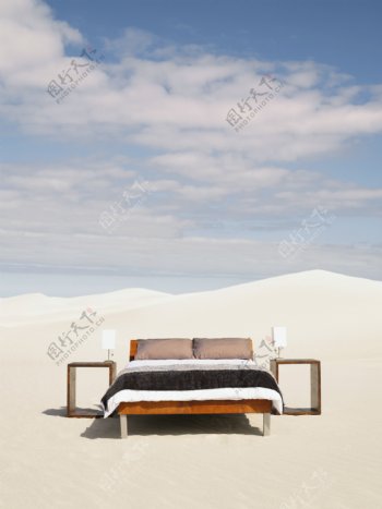 沙漠上的床图片