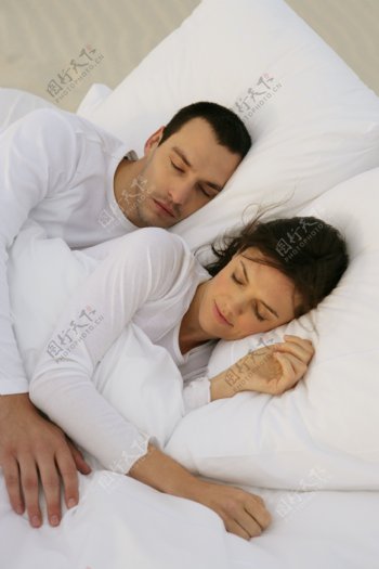 床上休息的夫妻图片