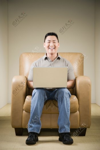 开心的男人与电脑图片