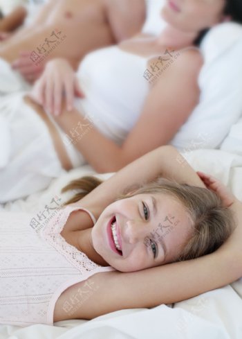 躺在床上的小女孩图片