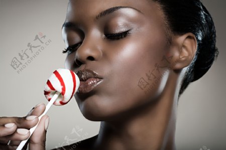 黑人模特吃棒棒糖图片