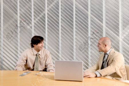 会议室讨论的两个男人图片