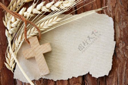 木板上的麦穗与十字架图片