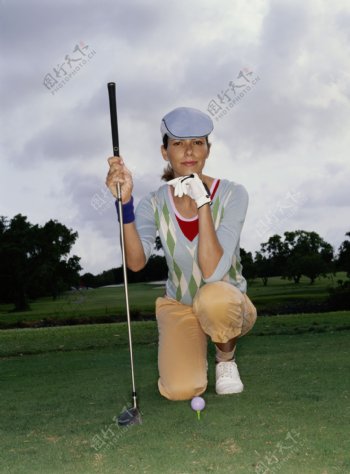 拿高尔夫球杆的人物图片