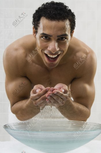 洗脸的肌肉男图片
