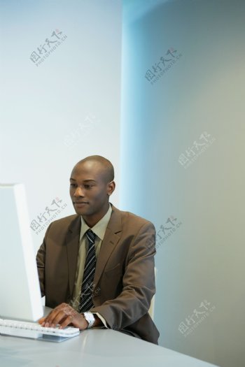 正在办公的黑人商务男性图片