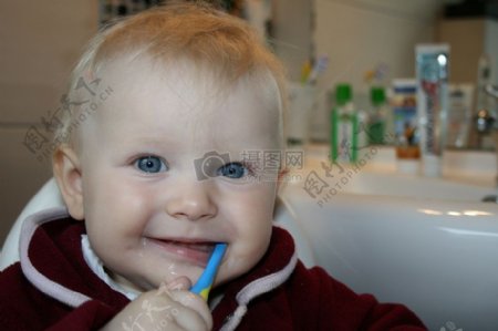 刷牙的婴儿