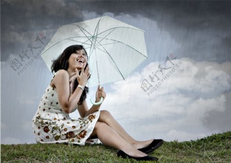 下雨天打伞的女孩图片