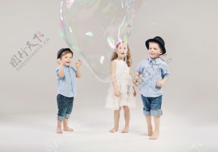 三个小孩和泡泡图片