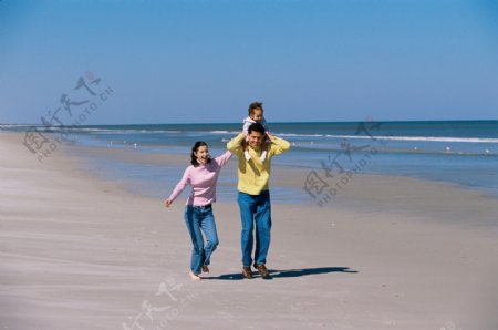 沙滩上散步的家庭图片
