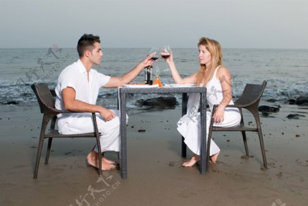 沙滩上喝酒的情侣图片