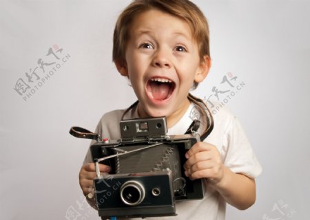 手拿相机的小男孩图片