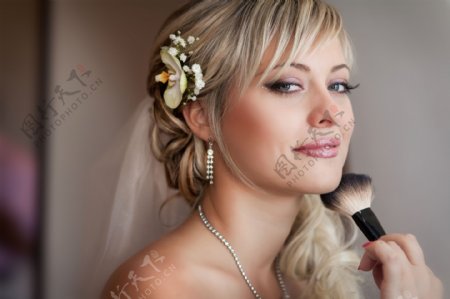 化妆的美女新娘图片