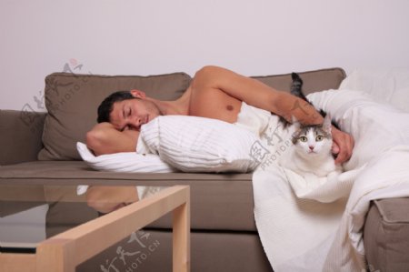躺着在沙发上的时尚男人和猫图片