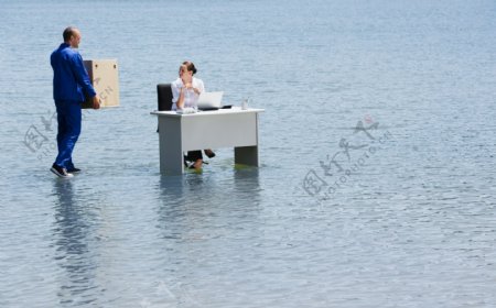 坐在水面上办公的女人图片