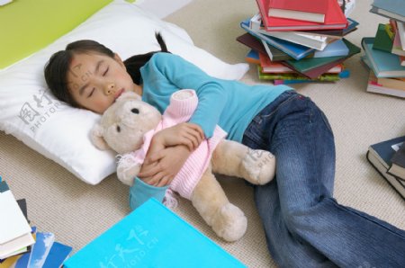 抱着布娃娃睡觉的小女孩图片
