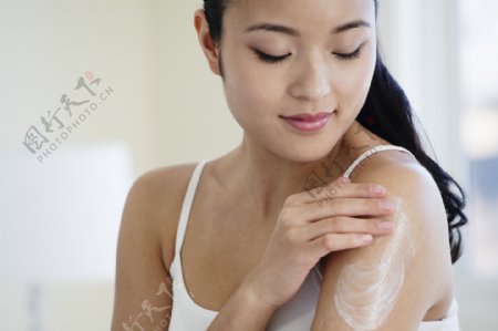 正在抹防晒乳的亚洲美女图片