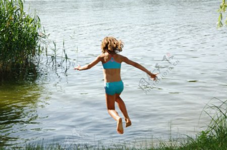 跳水的小女孩图片