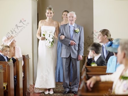 教堂里新娘与父亲图片