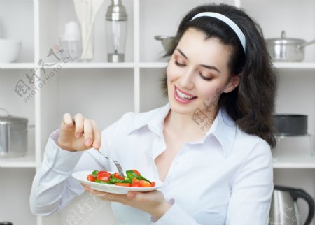 端着蔬菜沙拉的美女图片