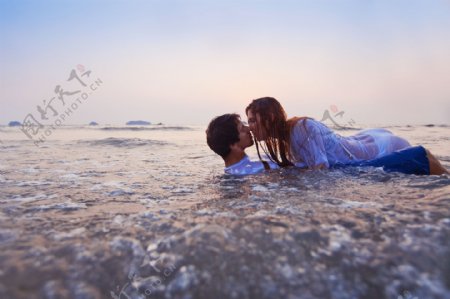 海水里亲吻的情侣图片