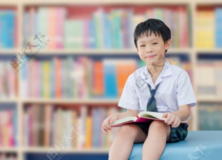 图书馆看书的小男孩图片