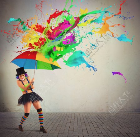 打雨伞的小丑与飞溅的颜料图片