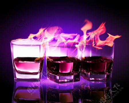 紫色火焰的鸡尾酒图片